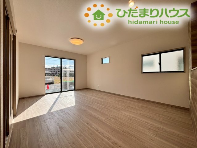 滑川町月の輪　第2期　新築一戸建て　ワイウッドコート　05の居間・リビング|明るい木目調のフローリングが、優しく開放的な空間を演出するLDKです！複層ガラスの遮熱効果と断熱効果で、一年中快適に過ごせます☆