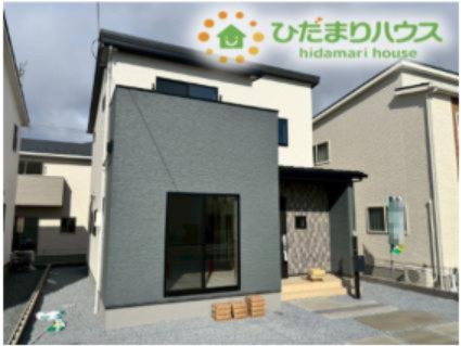 滑川町月の輪　第2期　新築一戸建て　ワイウッドコート　05の外観|角度を変えて見た、デザイン性の高いスタイリッシュな外観デザインです！1階部分の大きな窓が印象的で、外からの視線を適度に遮りつつも、室内にしっかりと光を取り込める設計になっているのが魅力です◎