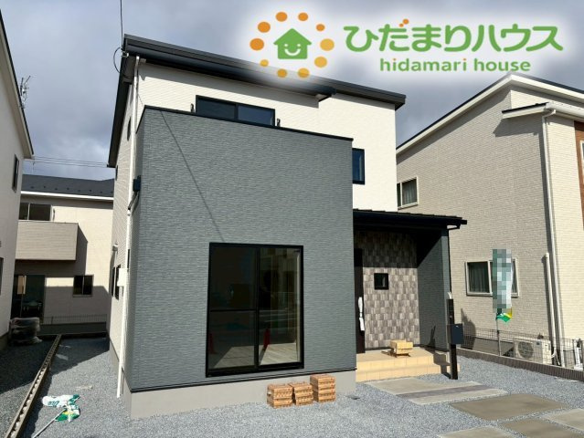 滑川町月の輪　第2期　新築一戸建て　ワイウッドコート　05の外観|角度を変えて見た、デザイン性の高いスタイリッシュな外観デザインです！1階部分の大きな窓が印象的で、外からの視線を適度に遮りつつも、室内にしっかりと光を取り込める設計になっているのが魅力です◎