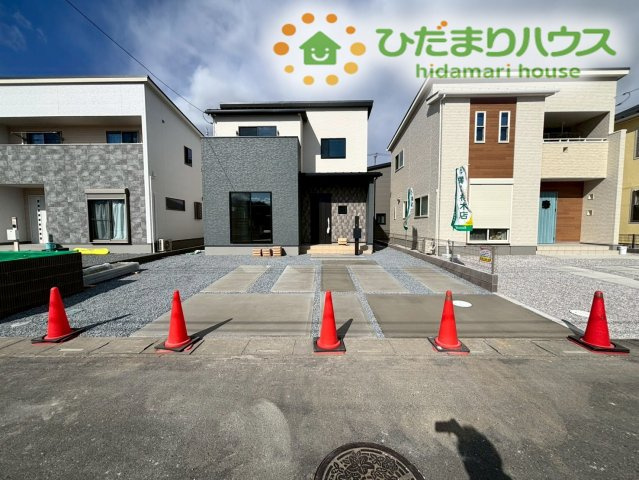 滑川町月の輪　第2期　新築一戸建て　ワイウッドコート　05の駐車場|敷地内にはお車を2台並列でゆったりと駐車できる、広いカースペースがございます！前面に十分なスペースが確保されているため、朝の忙しい時間帯の出庫や、大きなお買い物の荷物下ろしも快適に行えます！