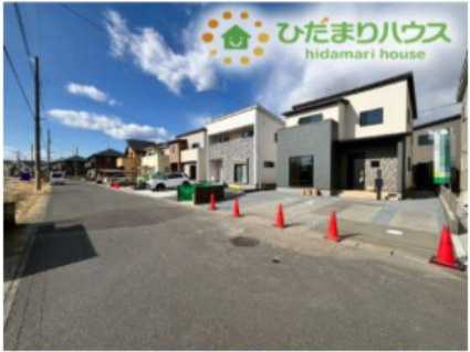 滑川町月の輪　第2期　新築一戸建て　ワイウッドコート　05の前面道路含む現地写真|物件の前面道路は平坦で、見通しが良く車の出し入れが非常にしやすい環境です！前面道路幅も6ｍとゆとりがあり、駐車が苦手な方でも安心ですね！