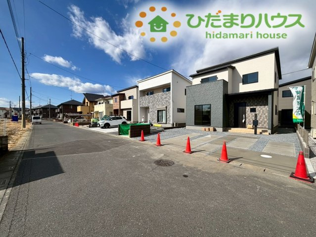 滑川町月の輪　第2期　新築一戸建て　ワイウッドコート　05の前面道路含む現地写真|物件の前面道路は平坦で、見通しが良く車の出し入れが非常にしやすい環境です！前面道路幅も6ｍとゆとりがあり、駐車が苦手な方でも安心ですね！