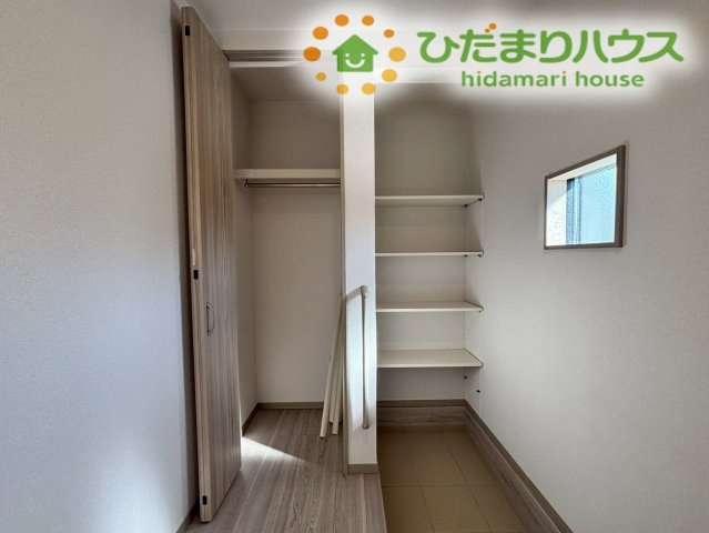 滑川町月の輪　第2期　新築一戸建て　ワイウッドコート　05の収納|玄関近くに設置された、可動棚付き収納スペースと物入です！アウトドア用品やバックやコートを収納しておけば、お出かけの際サッと取り出して外出できます(^^)/