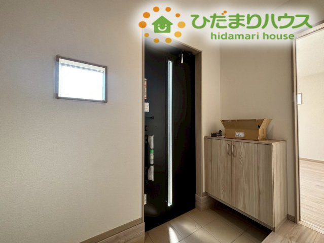 滑川町月の輪　第2期　新築一戸建て　ワイウッドコート　05の玄関|シューズボックスが設置された、スッキリとした印象の玄関です！カウンター部分にお気に入りのインテリアやグリーンを飾って、家族やゲストをいつでも華やかに出迎えることができます！