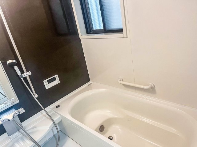 【浴室】 | 平野区平野宮町２丁目　戸建 | 浴室にも窓が有り換気良好♪
浴室暖房乾燥機付です♪