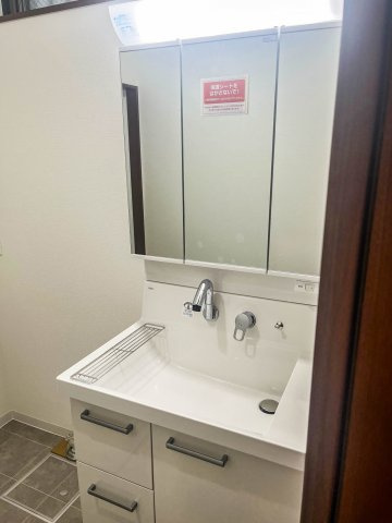 【独立洗面台】 | 平野区平野宮町２丁目　戸建 | 三面鏡付洗面化粧台があります♪