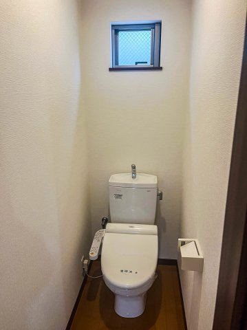 【トイレ】 | 平野区平野宮町２丁目　戸建 | ２階のトイレにも窓が有り、換気良好♪