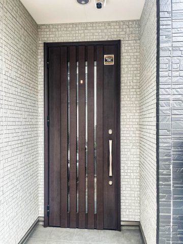 【玄関】 | 平野区平野宮町２丁目　戸建 | 玄関　防犯カメラが付いてます♪