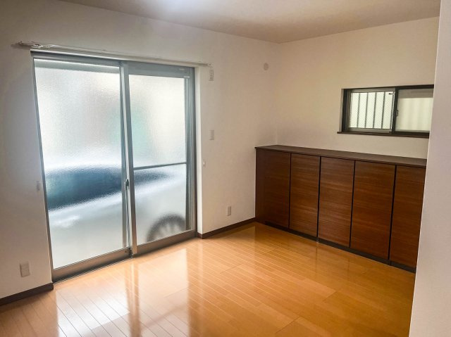 【居間・リビング】 | 平野区平野宮町２丁目　戸建 | 室内改装済の4LDK♪
カーポートもあります。