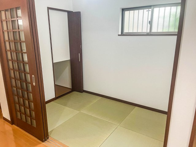 【和室】 | 平野区平野宮町２丁目　戸建 | LDKに面した使い勝手の良い畳コーナー約３．０帖♪
物入もあります♪