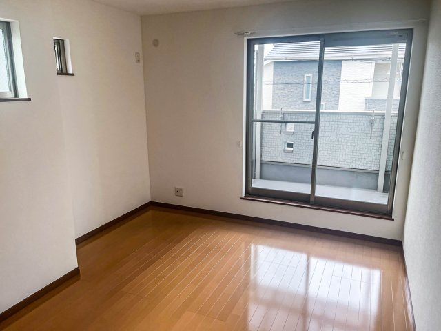 【子供部屋】 | 平野区平野宮町２丁目　戸建 | バルコニーに面した洋室　約６．０帖
各洋室にはクローゼットがあります♪