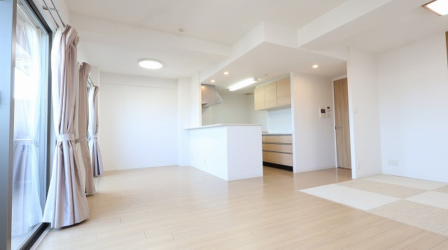 アルファスマート米原Ⅱの居間・リビング|20.9帖のLDKには、畳スペースがあります！
小さいお子様の遊びスペースやくつろぎスペースとしてお使いいただけます。