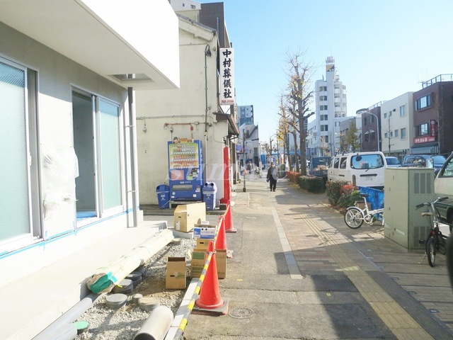 レピュア王子本町の外観|大通りに面したマンション前の通りです