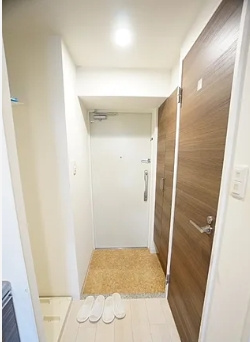 Luxe新大阪SOUTHの玄関