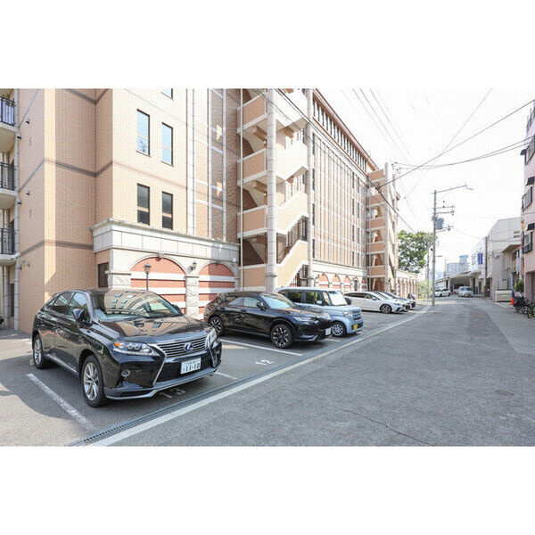 Luxe新大阪SOUTHの駐車場