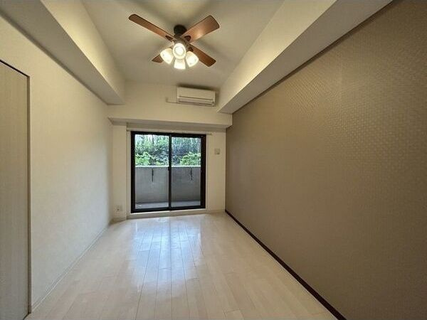 Luxe新大阪SOUTHの洋室