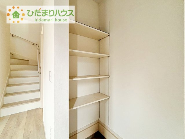 【収納】 | つくばみらい市伊奈東　中古戸建 | シューズインクローゼットは、靴以外にもゴルフバックやベビーカーを置くことができ、
散らかりがちな玄関もスッキリします。