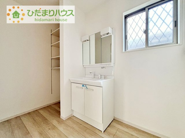 【独立洗面台】 | つくばみらい市伊奈東　中古戸建 | 洗面所のリネン庫はタオルや肌着類などの収納に便利です！！