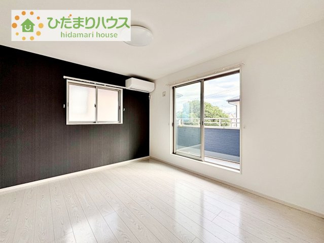 【寝室】 | つくばみらい市伊奈東　中古戸建 | 広めの主寝室は、ベッドの他にもパソコンデスクやドレッサーなども置けちゃいます(*^-^*)