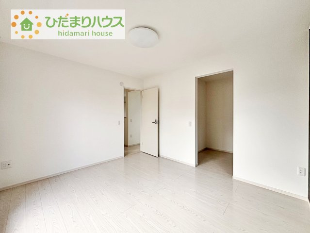 【寝室】 | つくばみらい市伊奈東　中古戸建 | ゆとりのある主寝室！ご家族全員で寝れちゃいます♪