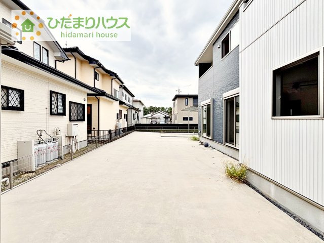 【庭】 | つくばみらい市伊奈東　中古戸建 | 日当たりの良い広い庭。友人や親せきが集まってＢＢＱをしたり、ペットと遊んだり。
一戸建てならではの楽しさが広がります(*^-^*)
