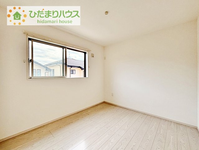 【洋室】 | つくばみらい市伊奈東　中古戸建 | お掃除しやすく、清潔感を保てるのでダニも発生しにくいフローリング♪
