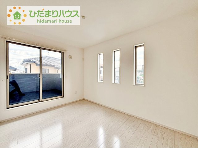 【洋室】 | つくばみらい市伊奈東　中古戸建 | バルコニーに面している居室なので、自然と光が差し込みます♪