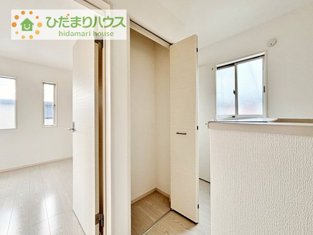 【玄関】 | つくばみらい市伊奈東　中古戸建 | 家族みんなで共同で使える便利な廊下収納！