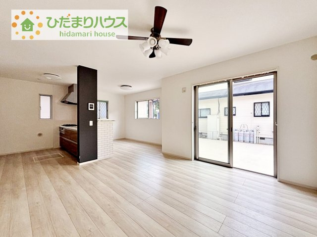 【居間・リビング】 | つくばみらい市伊奈東　中古戸建 | リビングの大きな窓からは、暖かな日の光が降り注ぎます・・・