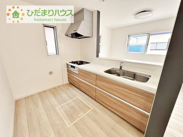 【キッチン】 | つくばみらい市伊奈東　中古戸建 | 3口コンロと収納豊富なキッチンで、ママの毎日のお料理もはかどります☆