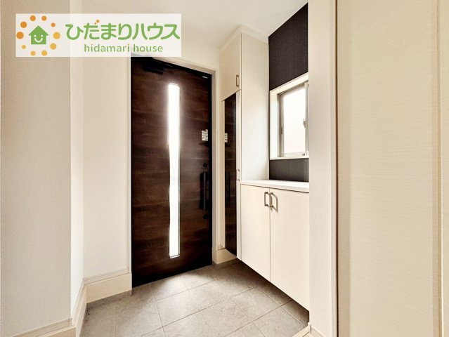 【玄関】 | つくばみらい市伊奈東　中古戸建 | 玄関が広いので親子で並んで仲良く靴が履けますね(^^)/