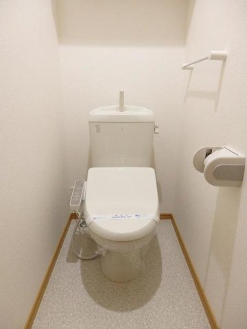 サニー・ヒルトップⅢのトイレ|落ち着いた色調のトイレです