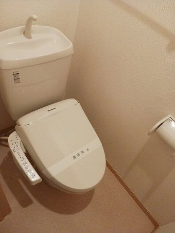 リバーサイド　レジデンス　Ａのトイレ|落ち着いた色調のトイレです