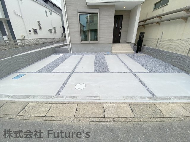 三郷市彦成1丁目　新築戸建　全2棟　1号棟の駐車場|車好きの方にも嬉しい、ゆとりある並列2台駐車スペース