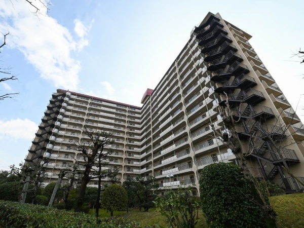 千里スカイハイツの外観