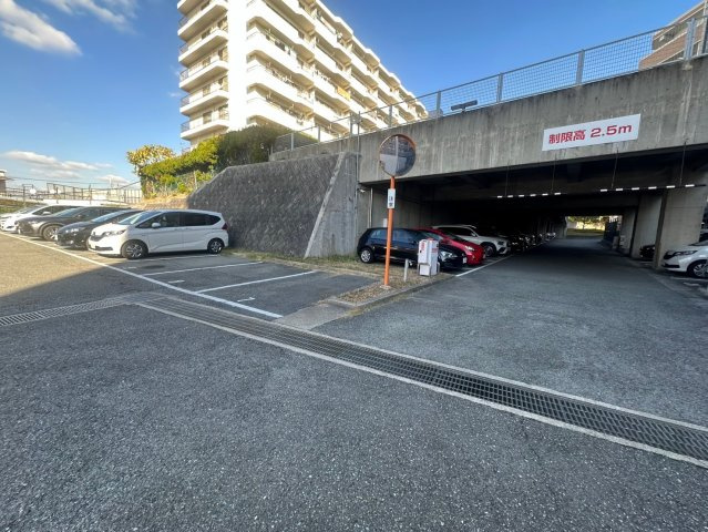 ウイング旭ヶ丘の駐車場