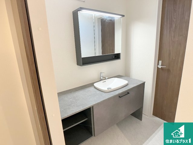 姫路市大津区天神町　新築一戸建ての独立洗面台|清潔感のある洗面台です。フラットな鏡は掃除がしやすく毎日清潔！鏡裏には収納があるのでスッキリとした洗面台が保てます。