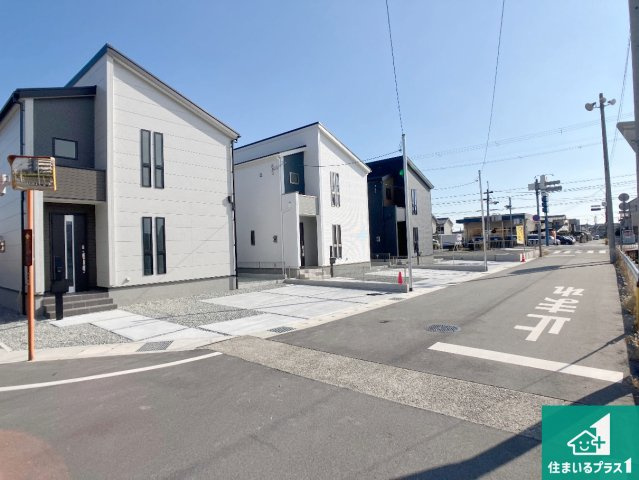 姫路市大津区天神町　新築一戸建ての前面道路含む現地写真|周辺は閑静な住宅街！前面道路広々で車の出し入れも便利です。駐車が苦手な方でも安心して車庫入れできます！