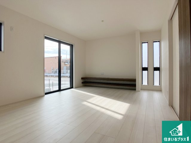 姫路市大津区天神町　新築一戸建ての居間・リビング|日当たり良好の明るいリビングで朝の目覚めもスッキリできそう！対面キッチンでご家族のコミュニケーションも自然と増える設計！小さなお子様が遊ぶスペースを作っても広々とくつろげるLDK！