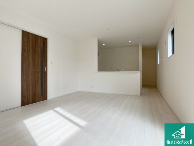 姫路市大津区天神町　新築一戸建ての居間・リビング|シンプルなリビングは、観葉植物等のインテリアを楽しめますね！パパ好みにも、ママ好みにも家具次第で雰囲気を変えることができます！