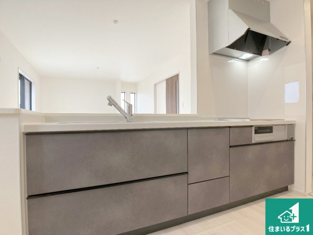 姫路市大津区天神町　新築一戸建てのキッチン|明るいリビングで朝の目覚めもスッキリできそう！対面キッチンでご家族のコミュニケーションも自然と増える設計！小さなお子様が遊ぶスペースを作っても広々とくつろげるLDK！