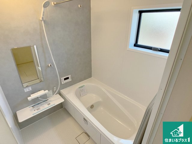 姫路市大津区天神町　新築一戸建ての浴室|足をゆったり伸ばして寛げる浴槽です。窓が設けられていますので差し込む光が明るく穏やかな雰囲気にしてくれます♪浴室乾燥機も設置しているので、雨の日の洗濯物も安心です♪