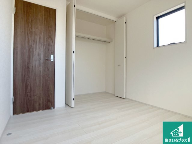 姫路市大津区天神町　新築一戸建ての洋室|寝室は心地よい眠りについてもらいたくて、シンプルかつ開放的な空間な設計にしています！大きな窓から差し込む日が心地いいです♪