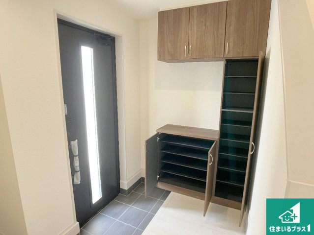 姫路市大津区天神町　新築一戸建ての玄関|シューズボックスにはたくさんの靴が収納できるので玄関周りはいつもスッキリ！ご家族が増えても安心！