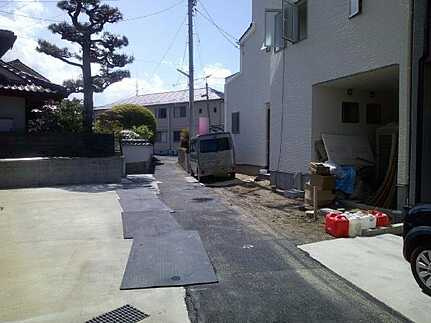 府中町八幡2丁目の前面道路含む現地写真