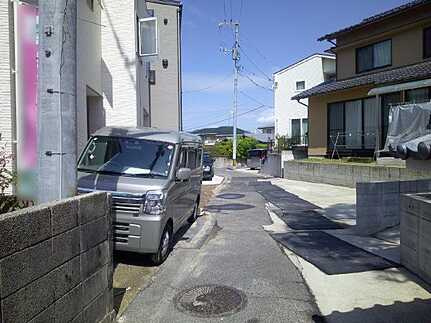 府中町八幡2丁目の前面道路含む現地写真