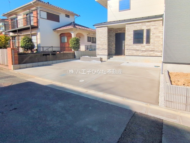 祝　成約済み　八王子市　北野台　新築戸建て　２９期の駐車場|～仲介手数料無料☆八王子ひなた不動産～　八王子市北野台　新築戸建て