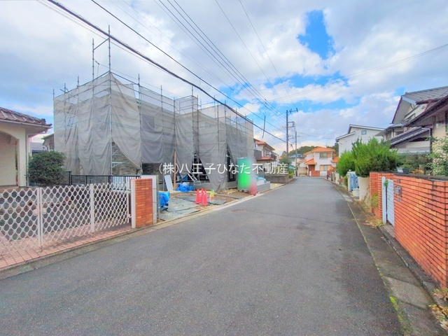 『八王子市新築戸建て』八王子市北野台2-2-3【仲介手数料無料】　２９期の前面道路含む現地写真|～仲介手数料無料☆八王子ひなた不動産～　八王子市北野台　新築戸建て