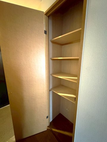 ＪＲ＆京阪の２沿線利用可◆７階部分につき眺望良好◆収納豊富な間取り◆シャルマンコーポ大津のぞみケ丘の収納|玄関横収納