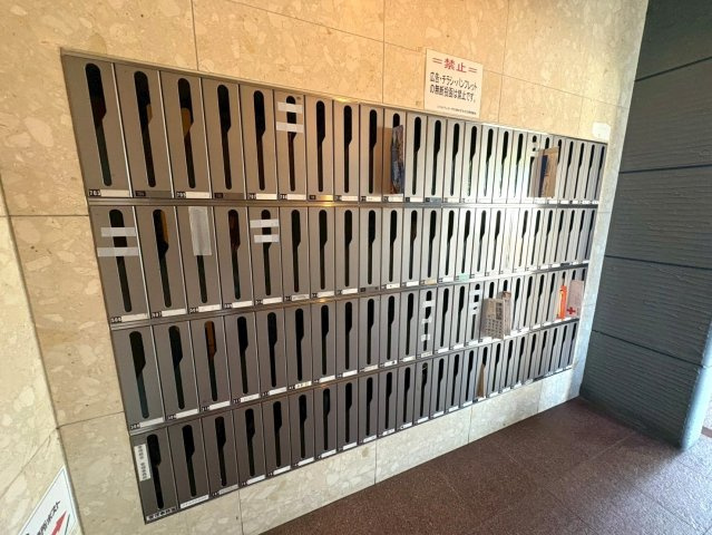 ＪＲ＆京阪の２沿線利用可◆７階部分につき眺望良好◆収納豊富な間取り◆シャルマンコーポ大津のぞみケ丘の設備|集合ポスト